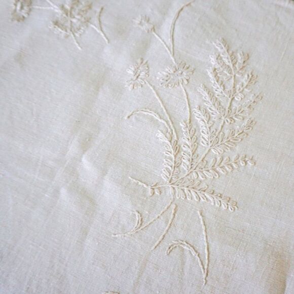 Tablecloth Vintage Unbleached Linen Hand Embroidered Beige 34 x 32 Card Table Sz - Picture 4 of 10